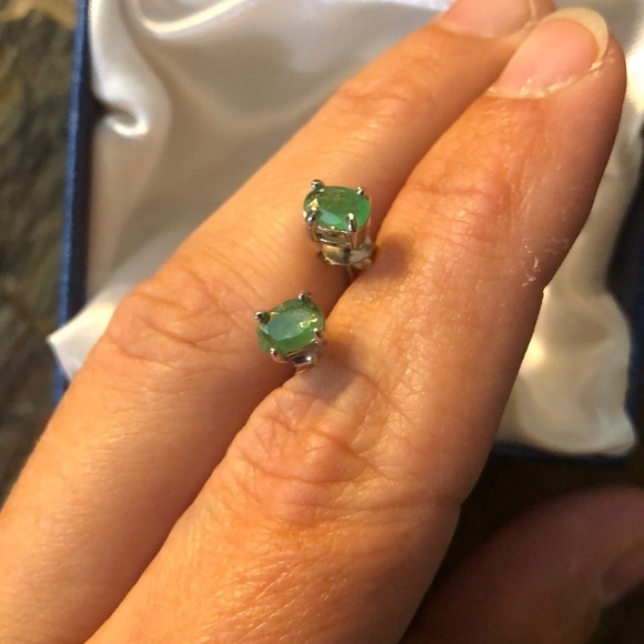 Natural .88 tcw Emerald stud earrings 925 silver - Picture 1 of 5